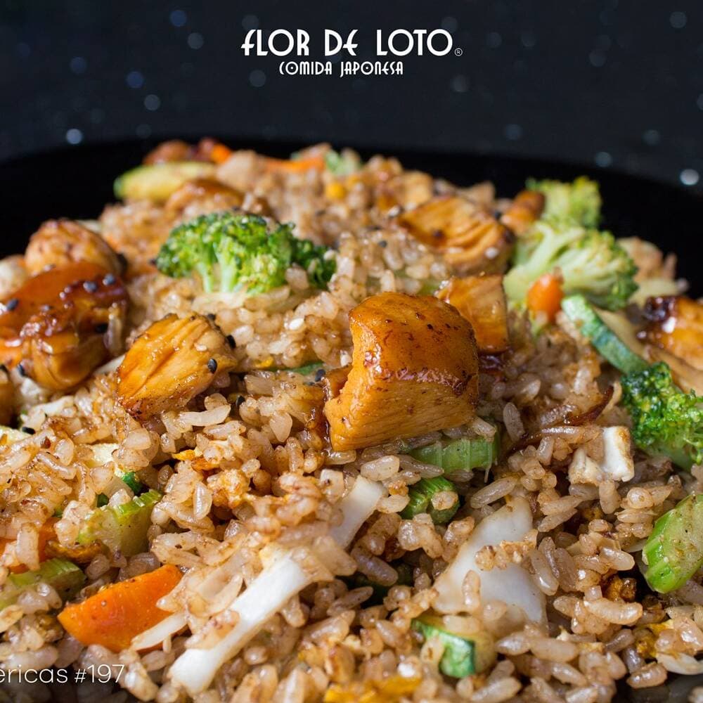 Yakimeshi  y Agua de  sabor