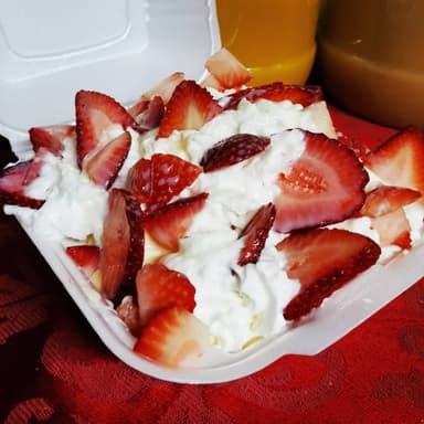 FRESAS CON CREMA CON NIEVE DE FRESA CHICAS