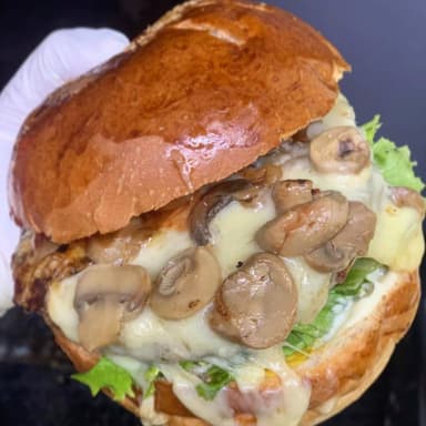 Hamburguesa Champineitor (Papas y Bebida)