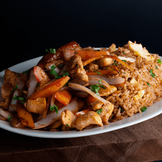 Pollo Saltado con Chaufa