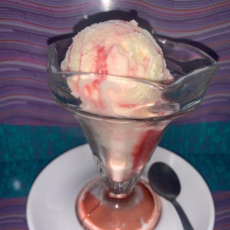 HELADO DE VAINILLA CON FRESA