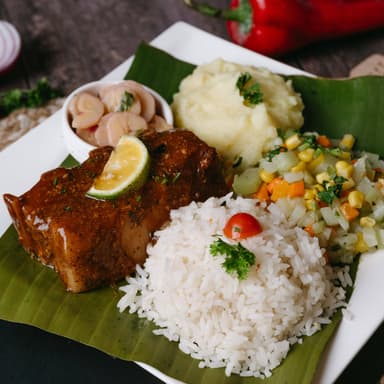 Costilla de Cerdo BBQ + Bebida + 3 Acompañamientos