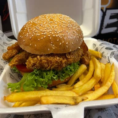 HAMBURGUESA CRISPY CON QUESO Y PAPAS