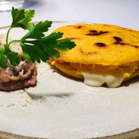 AREPA DE JAMON DE PAVO Y QUESO FRESCO