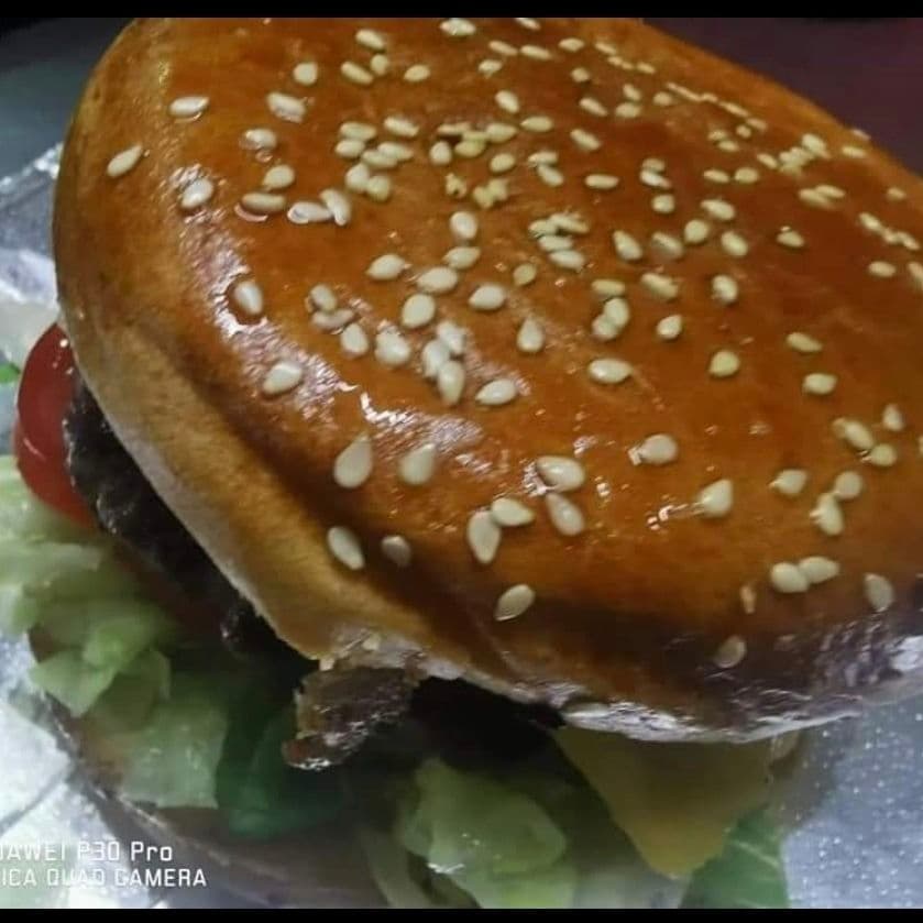 2 HAMBURGUESAS GOUDA Y PEPPERONNI MAS PAPAS