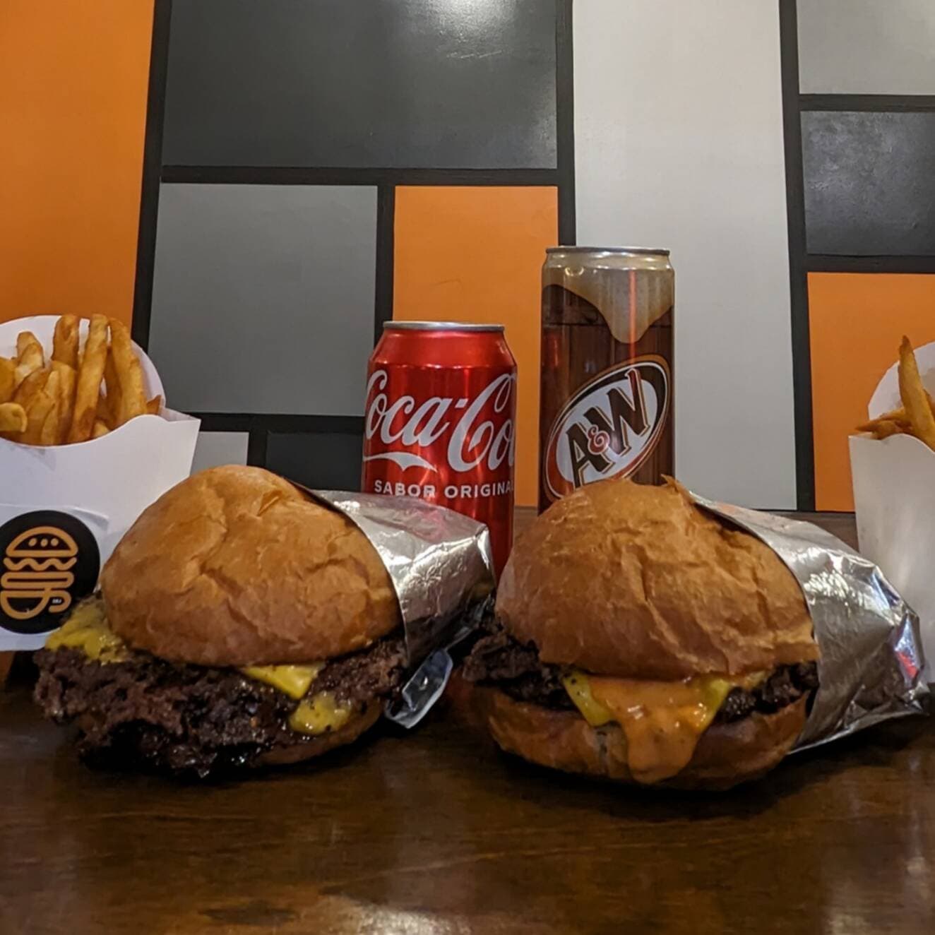 Combo 2 Cheeserburgers Medianas + 2 Bebidas