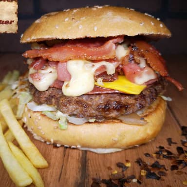 Hamburguesa + papas a la francesa + Agua fresca