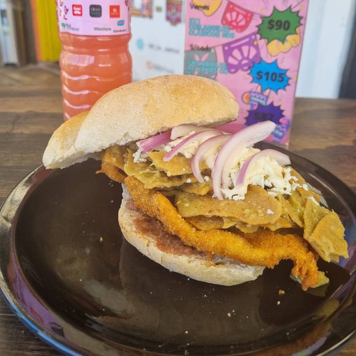 Torta de Chilaquiles con Milanesa