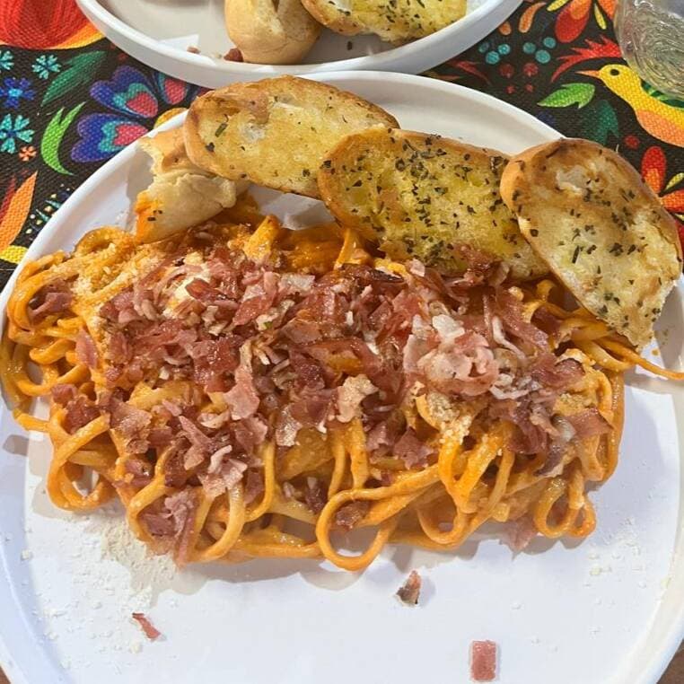 ESPAGUETI ROJO CON POLLO