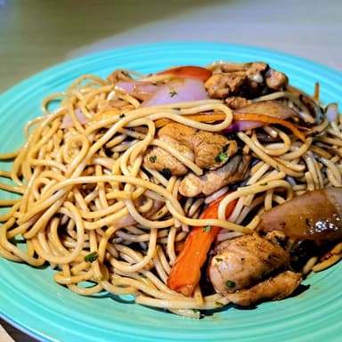 Tallarín Saltado de Pollo
