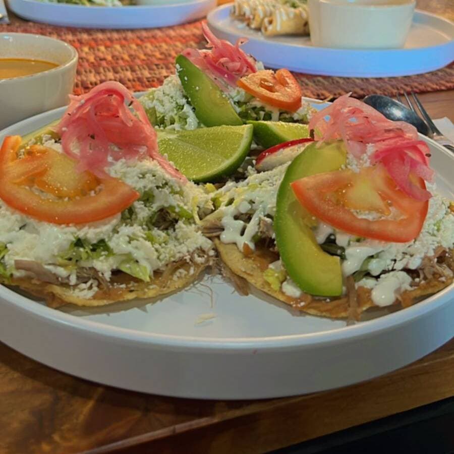 TOSTADAS DE CARNE DESHEBRADA