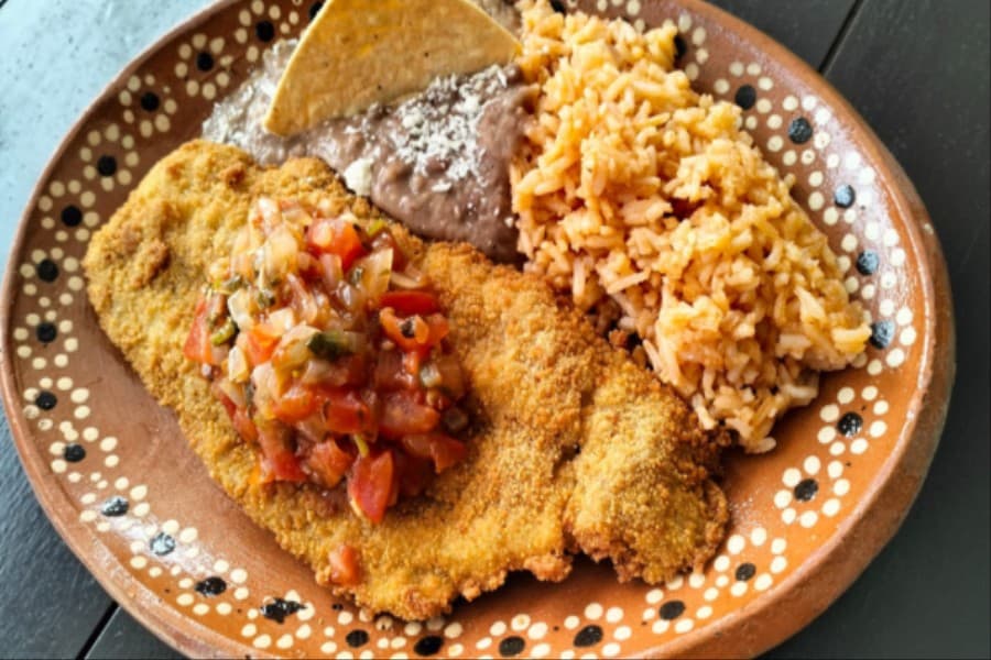 PESCADO EMPANIZADO CON SALSA MEXICANA