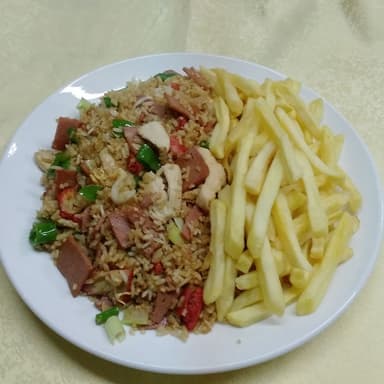 Arroz Cantonés Especial con Papas Fritas.