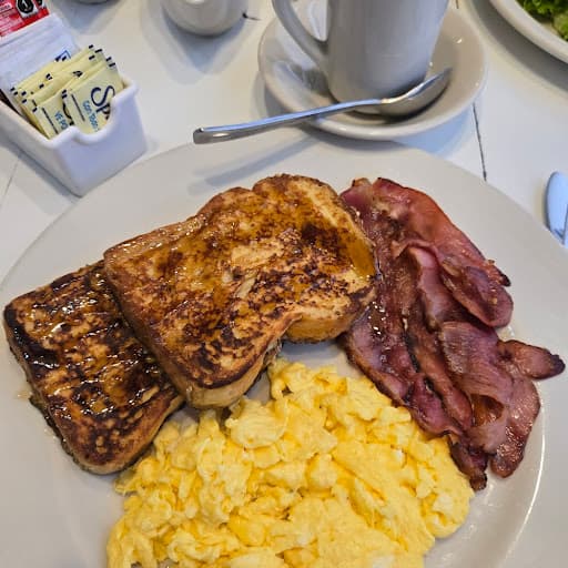 Pan Francés con huevo y con tocino