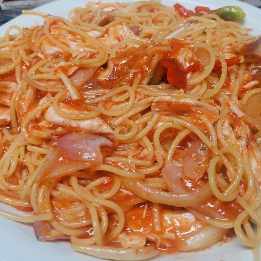 Spaghetti con Pollo en Salsa de Tomate