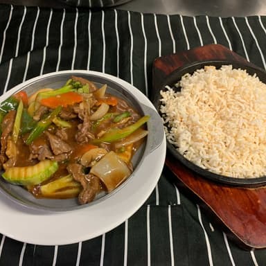 Wooba Arroz Tostado con Carne de Res y Verduras