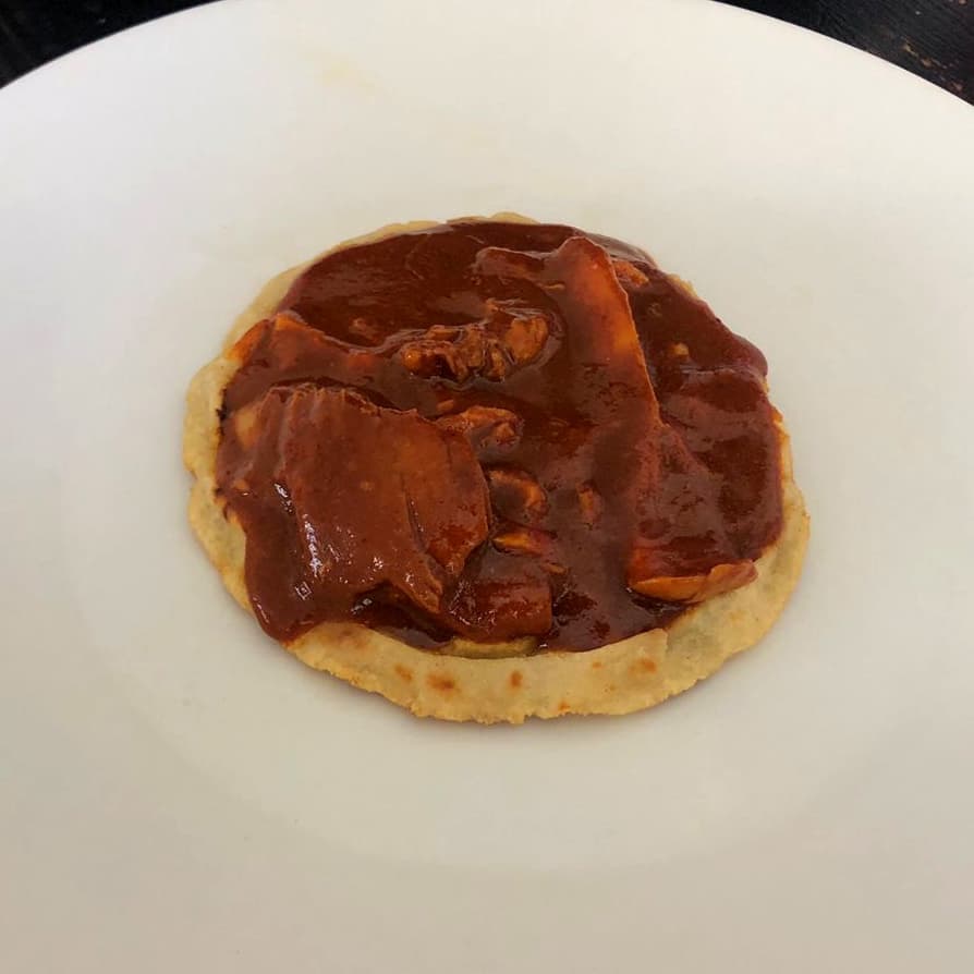 Sope con Pollo en Mole