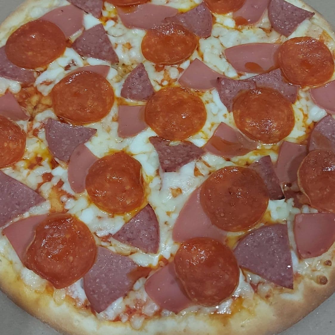 Pizza Carnes Frías Mediana. .