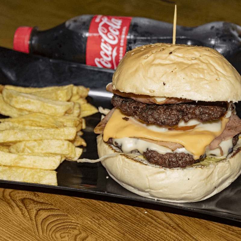 Combo: Burger Doble carnes + Gaseosa 400 Ml