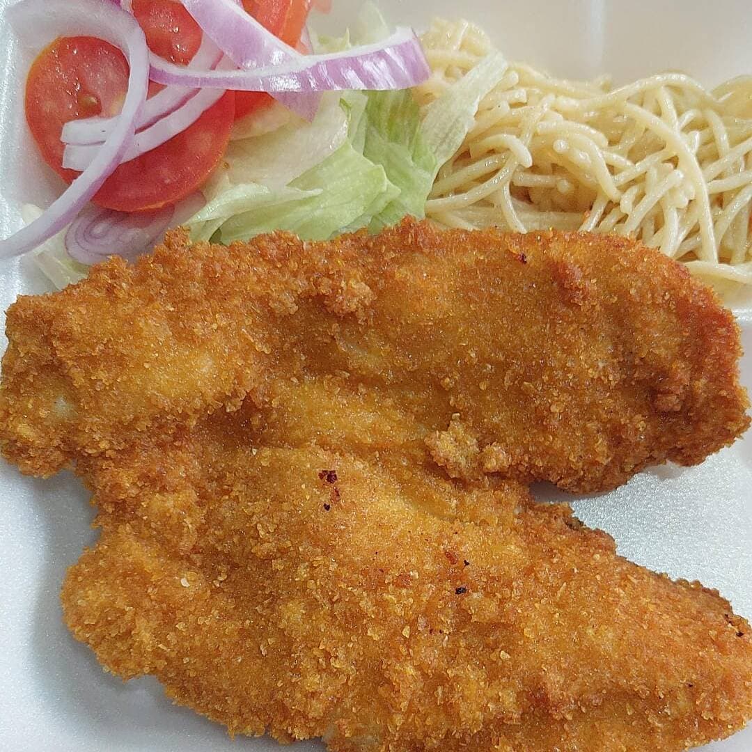 MILANESA DE POLLO CON ENSALADA Y SOPA DEL DIA