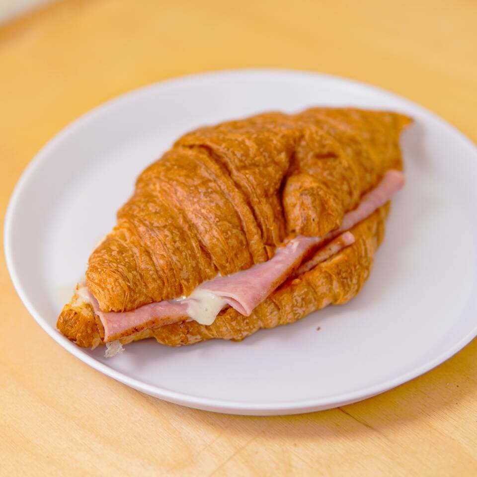 Croissant de Jamón con Queso Fundido