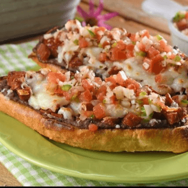 Molletes, Chilaquiles con Huevo 1 Capuchino 1 Ame