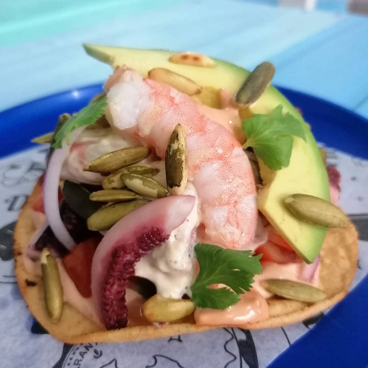 TOSTADA HABANERA TATEMADA DE CAMARÓN Y PULPO