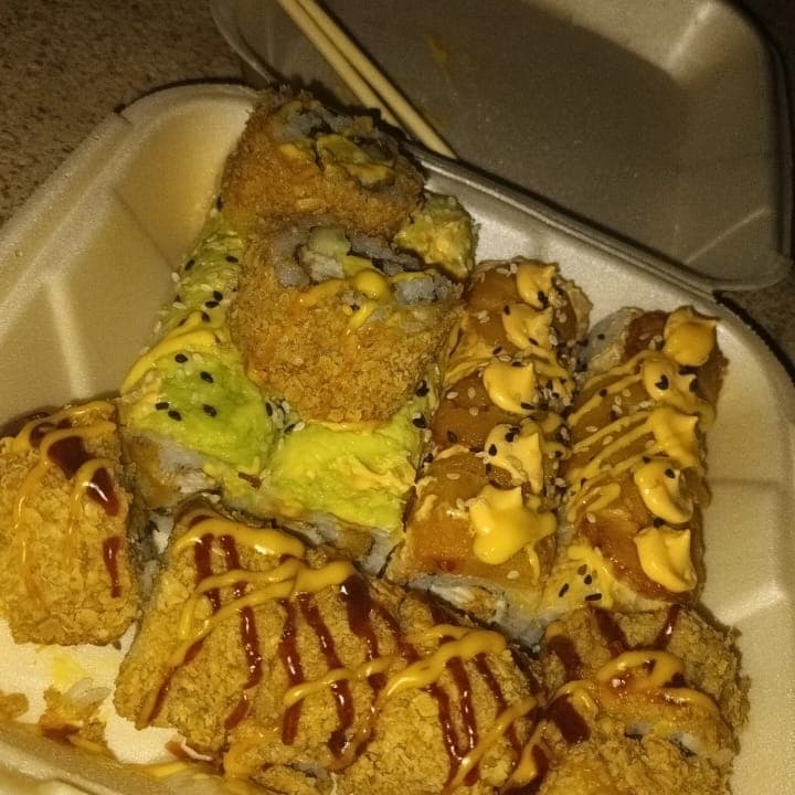 20 piezas de Sushi uno de los rollos hot🥶🔥🥳🍣👍