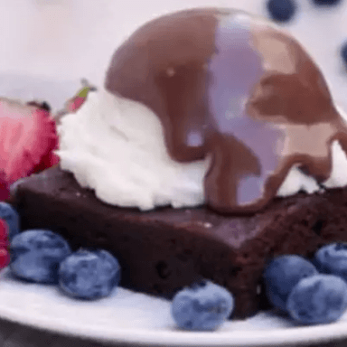 Brownie con Helado y Fruta