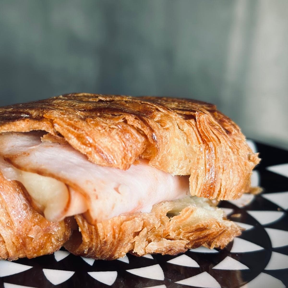 CROISSANT CON JAMÓN Y QUESO