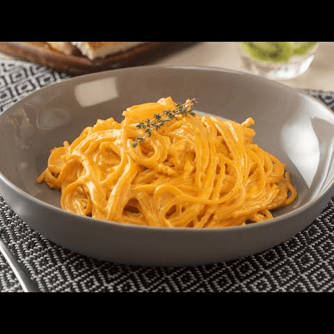 ESPAGUETI CON SALSA DE PIMIENTO MORRÓN