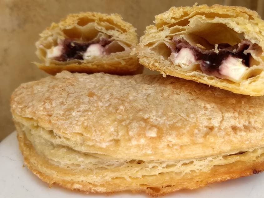 Empanada de Zarzamora con Philadelphia