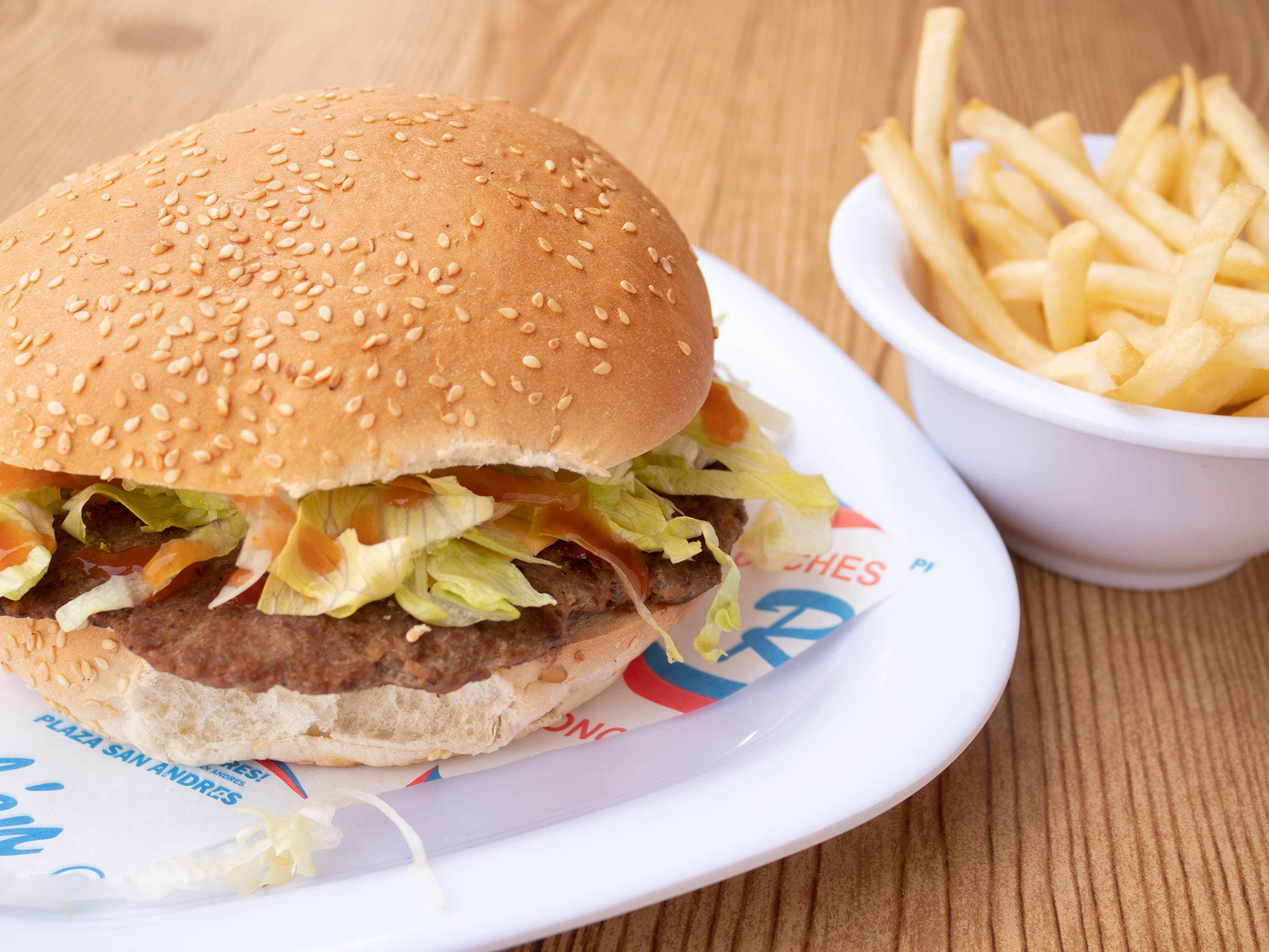 HAMBURGUESA GRANDE DE RES CON PAPAS