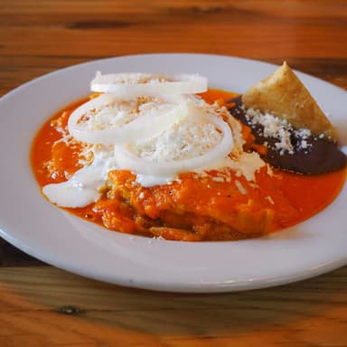 CHILAQUILES + LITRO DE AGUA