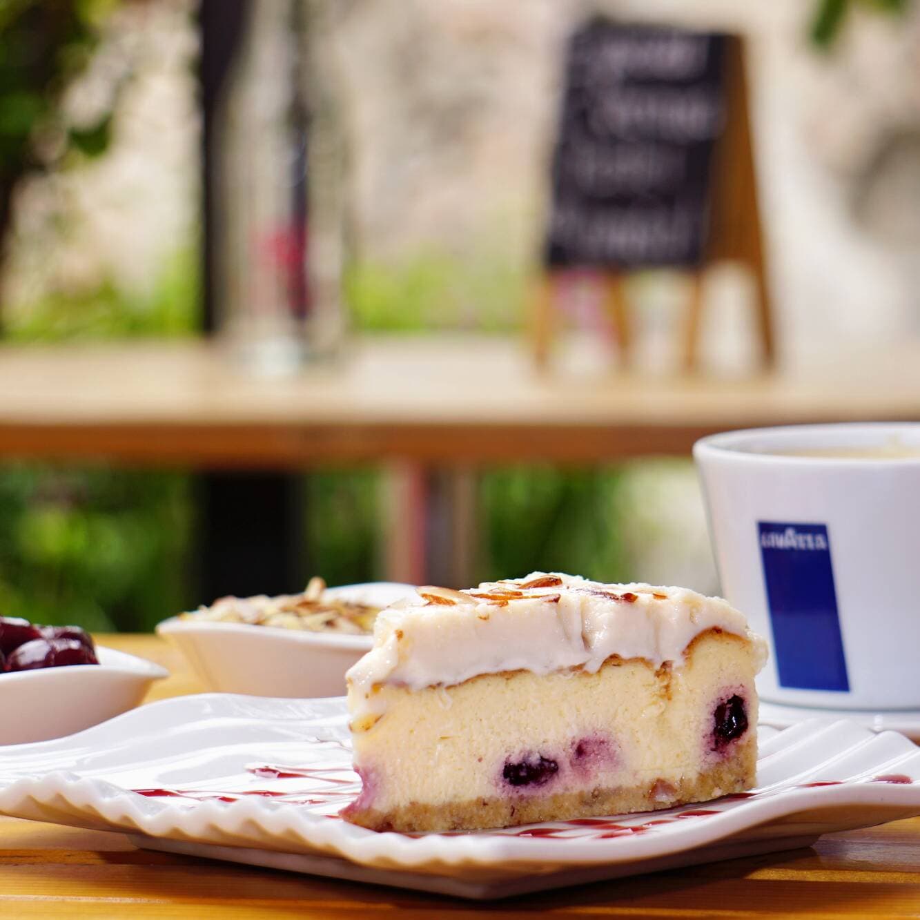 Rebanada de pastel queso con cereza