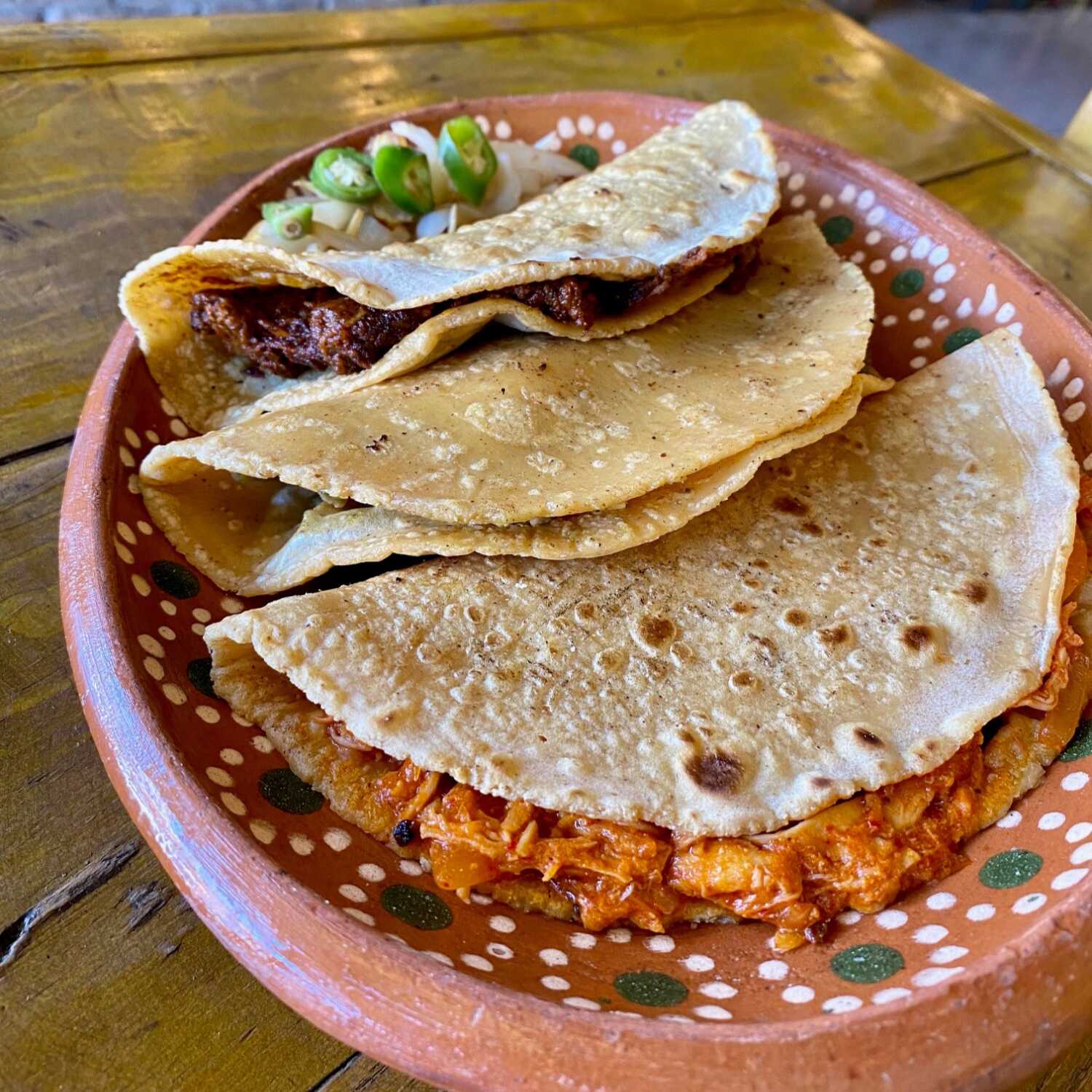 Taco de Chicharrón en Salsa Roja (Prensado)