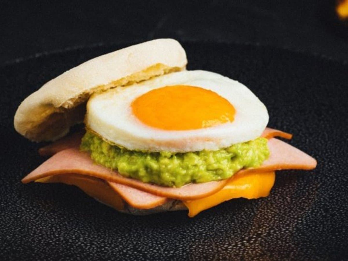 Sandwich de huevo, palta y jamón