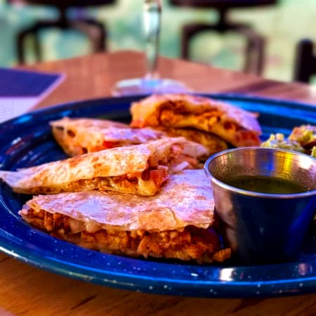 Quesadilla de Salmón con Guacamole
