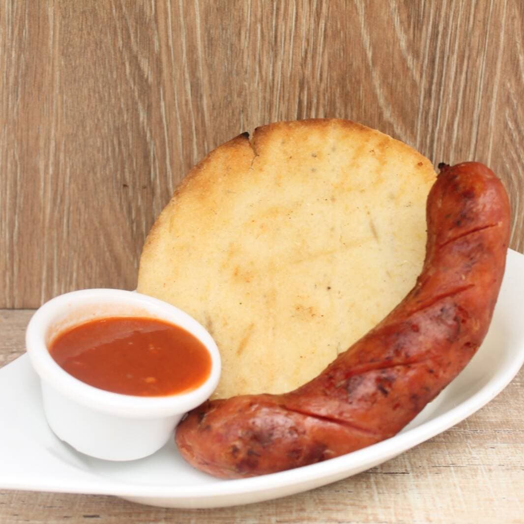 Arepa de Queso con Chorizo de Res
