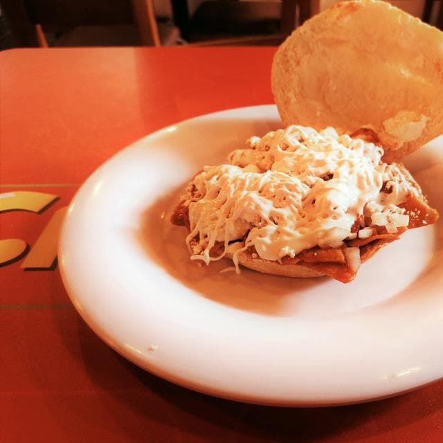 Torta de chilaquiles sencilla