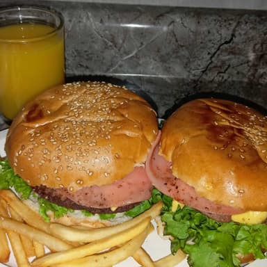 Hamburguesas con Papas y Agua.