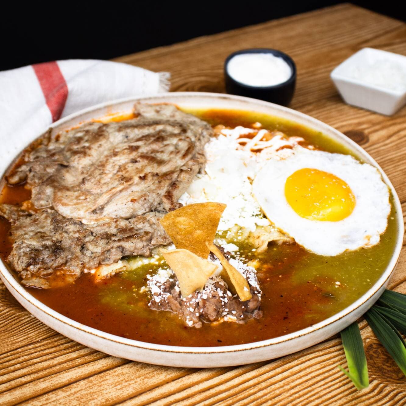 Enchiladas con Bistec y Huevo Estrellado