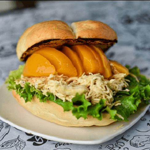 Sandwich de Pollo con Durazno