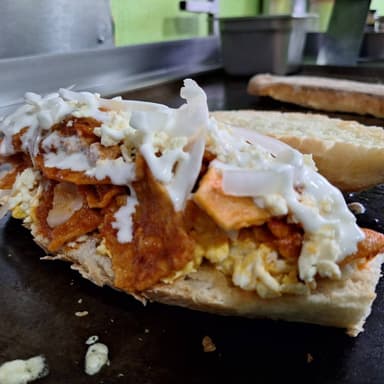 Lonche de Chilaquiles con Huevo