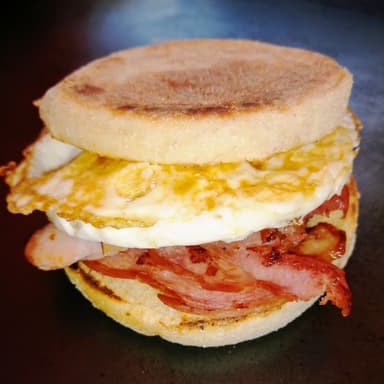 Muffin con Huevo, Tocino, Jamón y Queso