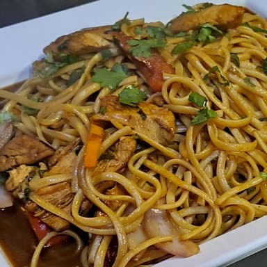 Tallarín Criollo de Pollo