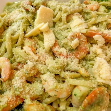 Fetuccini de Camarón con Salsa Alfredo