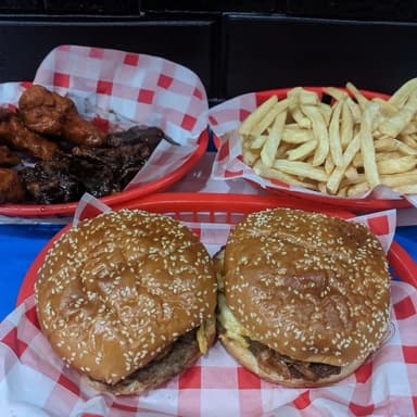 2 Hamburguesas Clásicas + 10 Alitas + Papas