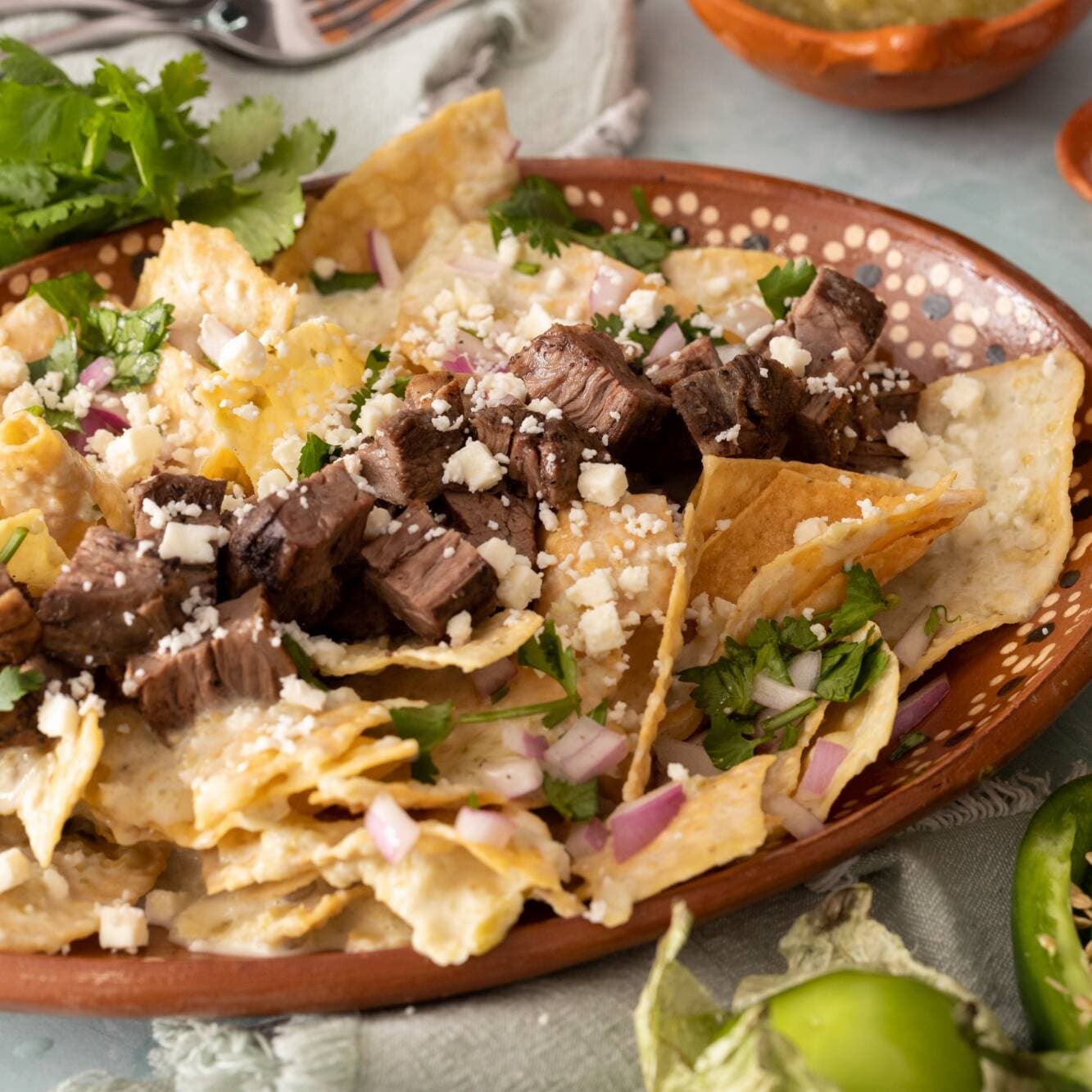 Chilaquiles Milanesa con Chorizo y Queso