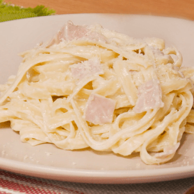 Pasta a la Crema + Pan al Ajo Clásico